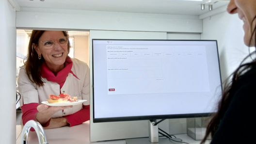 dégustateur dans une cabine, servi par un passe-plat avec un gâteau aux fraises