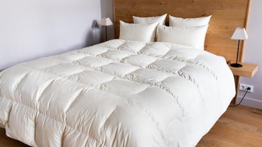 Fabrication artisanale de couettes et oreillers en plumes et duvet