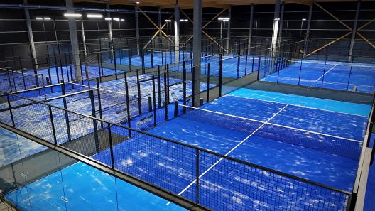 Vue aérienne des terrains de padel intérieurs