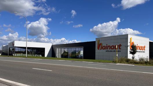 12.000m2 d'expo de camping-cars, vans et caravanes. Un des plus grands showrooms d'Europe